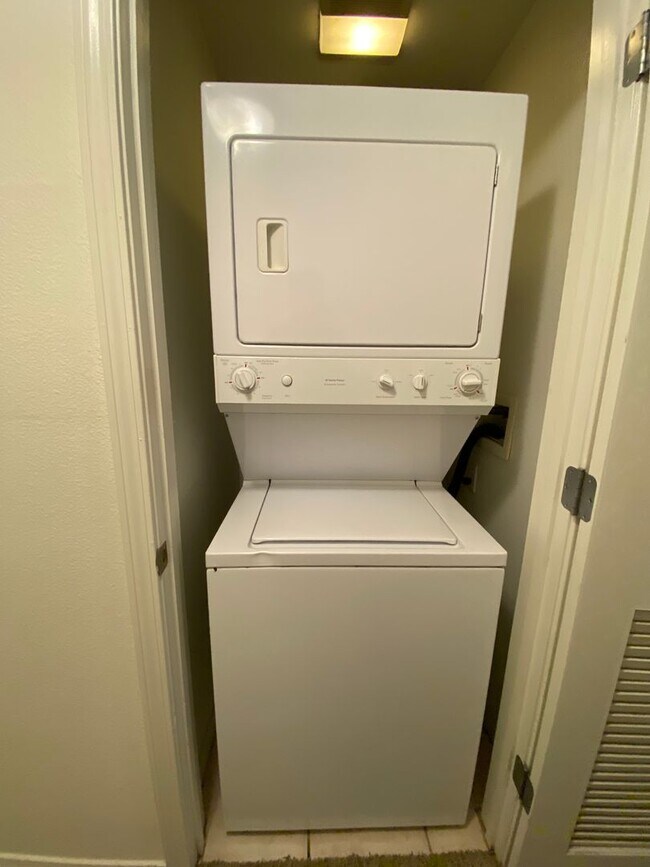 Building Photo - Centrally Located Downstairs Condo in the Oak Creek Villas