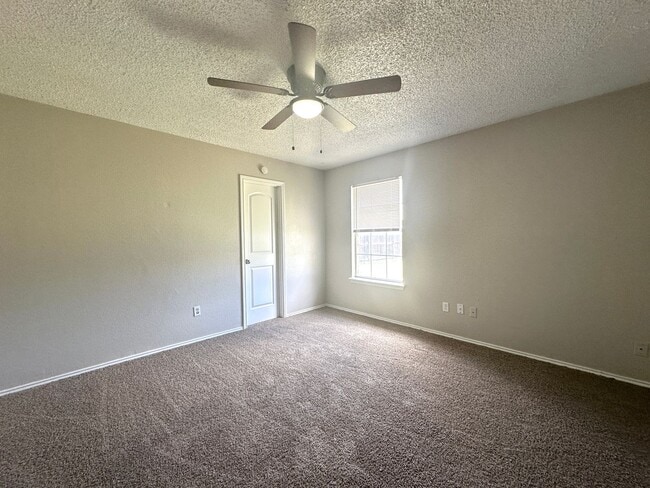 Building Photo - 3bed/2Bath Available 9/10