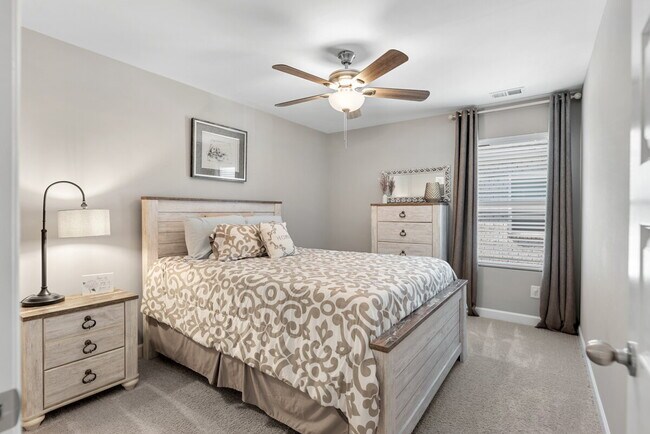 Building Photo - Spacious 3BR End-Unit with Main-Level Primary & Office