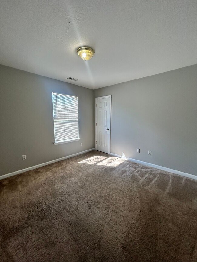 Building Photo - Charming  2 Bed, 1 Bath, 1 Car Garage, Cov...