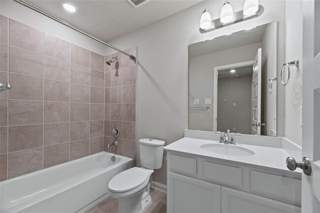 Building Photo - 16107 Hilltop Oak Dr