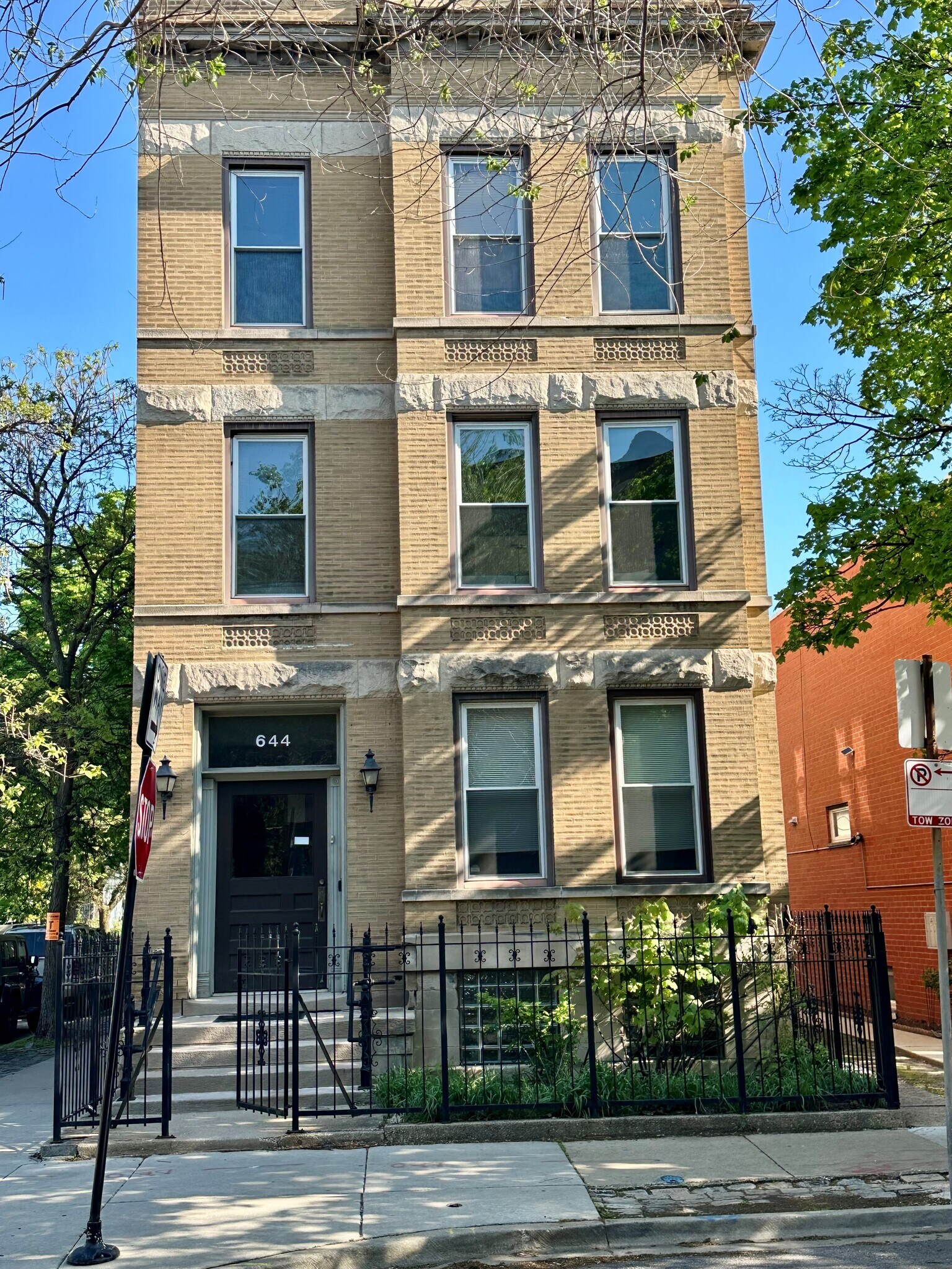 Building Photo - 644 W Schubert Ave