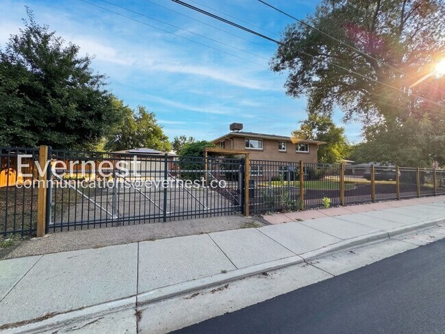 Building Photo - 4-Bed/2-Bath House Charming Home with Fenced Yard/ Available Now!