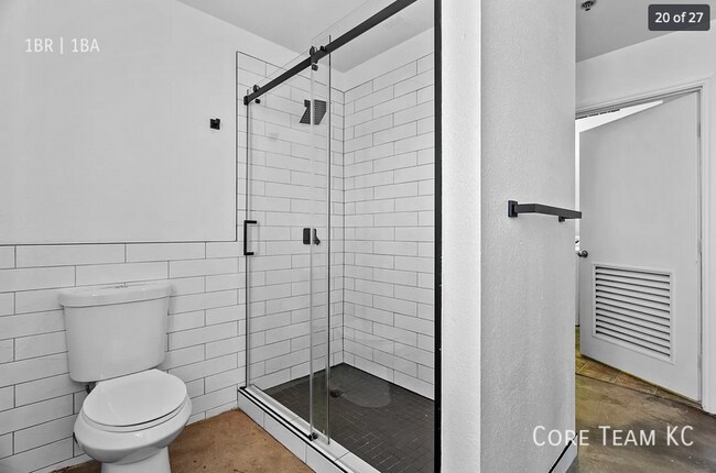 Building Photo - 320 W 7th St