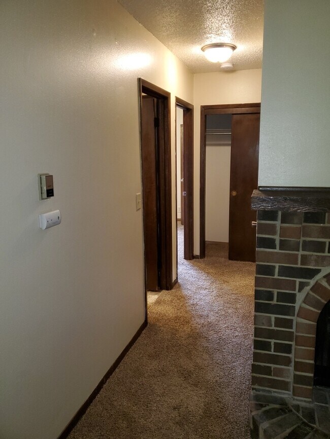 Building Photo - Two Bedroom Apartment with Fireplace!