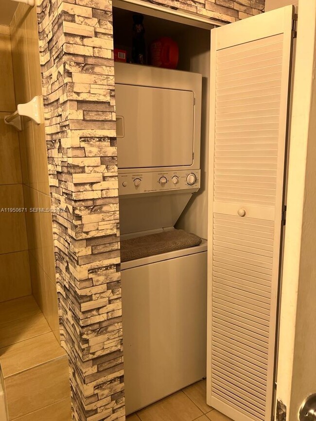 Building Photo - 1750 N Bayshore Dr