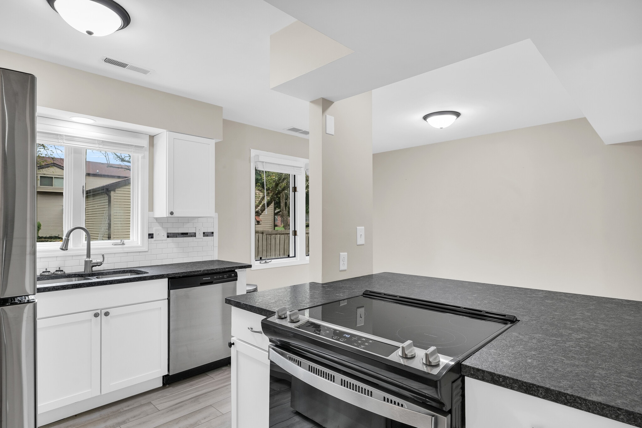 Building Photo - 1604 Lyndhurst Dr
