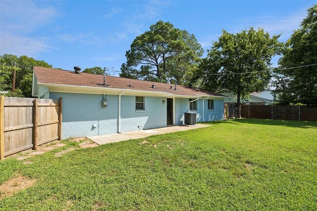Building Photo - 1905 Brookview Dr