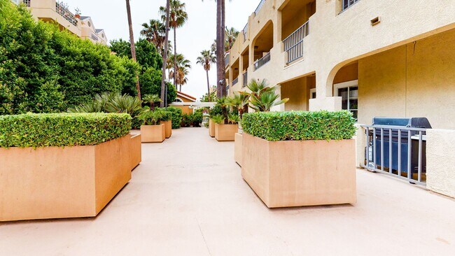 Building Photo - Fantastic 2 bed / 2 bath Condo in Huntingt...