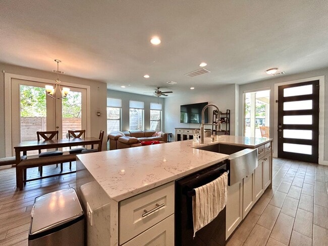 Building Photo - 930 E 54th St