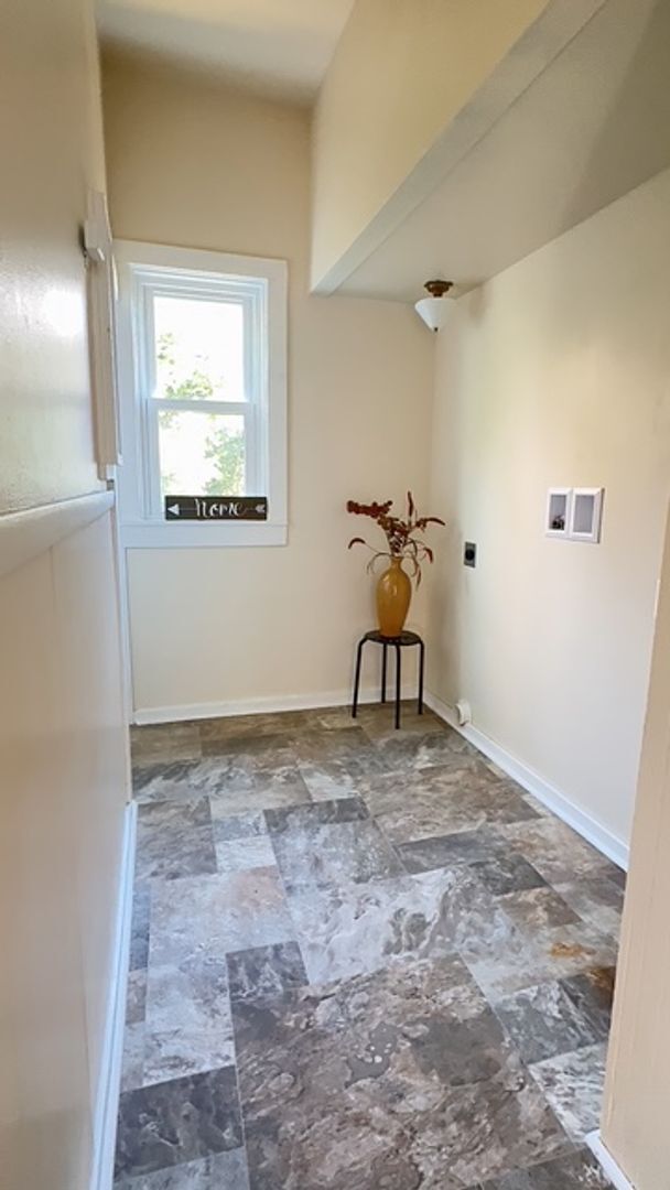 Building Photo - 629 Otter Ave