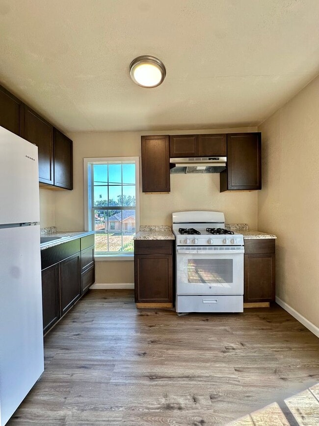 Building Photo - NOW AVAILABLE - Remodeled 1 Bedroom Apartment + Water/Sewer/Trash Included!