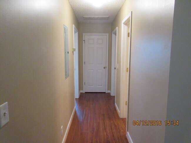 Building Photo - Landmark Pointe