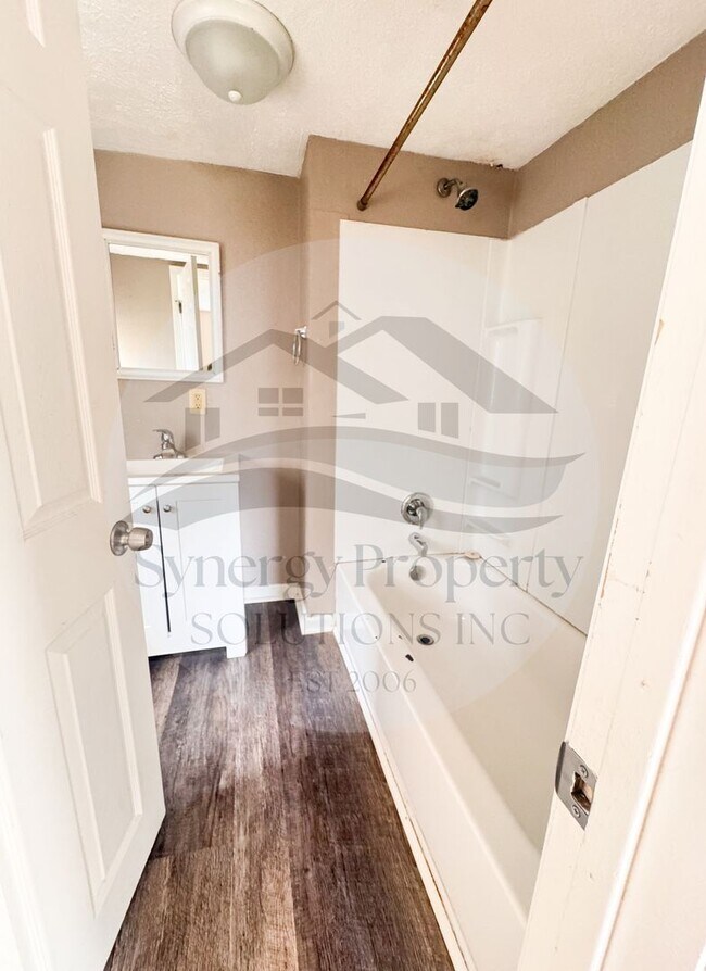 Building Photo - Lamberton Ave 21