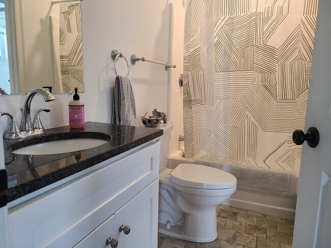 Building Photo - 10 Fern St