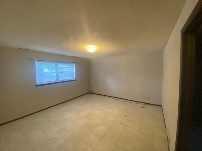 Building Photo - 1300 S Roseta Ave
