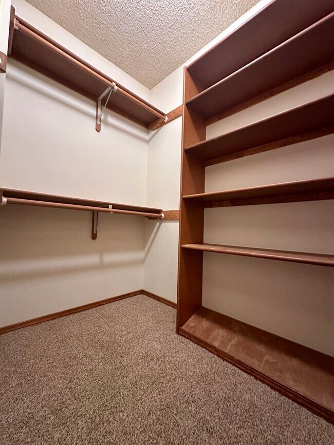 Building Photo - Spacious 4BD w/ A/C in Desirable Briargate...