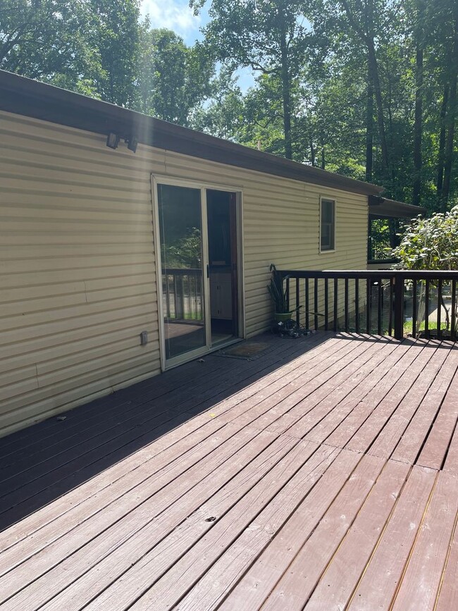 Building Photo - 3 Bedroom Home in Dauphin