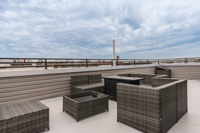 Building Photo - 2435 Master St