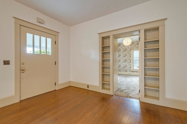 Building Photo - Charming bungalow