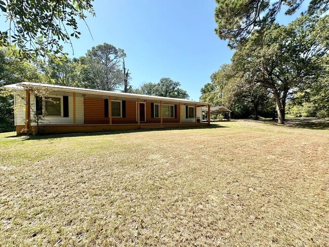 Building Photo - Tour Today! 3 Bed 1 Bath on 3 Acres with a...