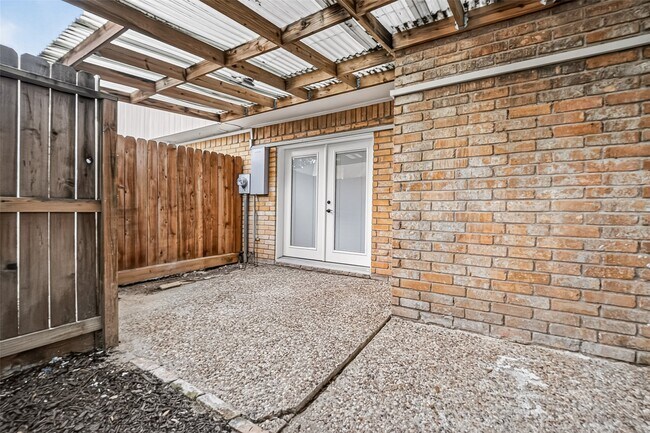 Building Photo - 10383 Briar Forest Dr