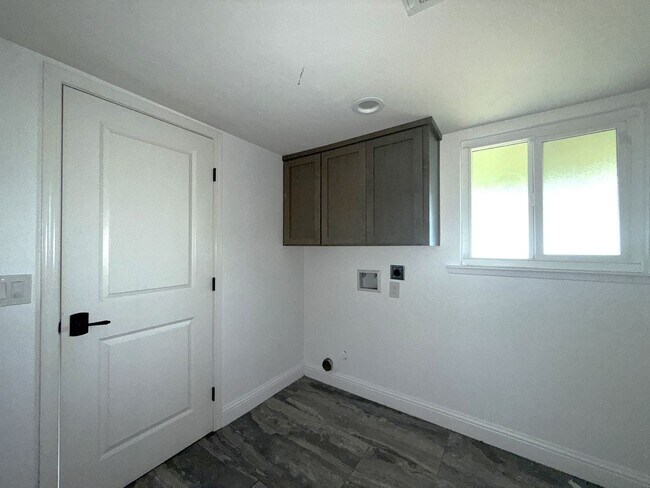 Building Photo - 4-bedroom, 2-bathroom home located in the vibrant city of Visalia, CA.