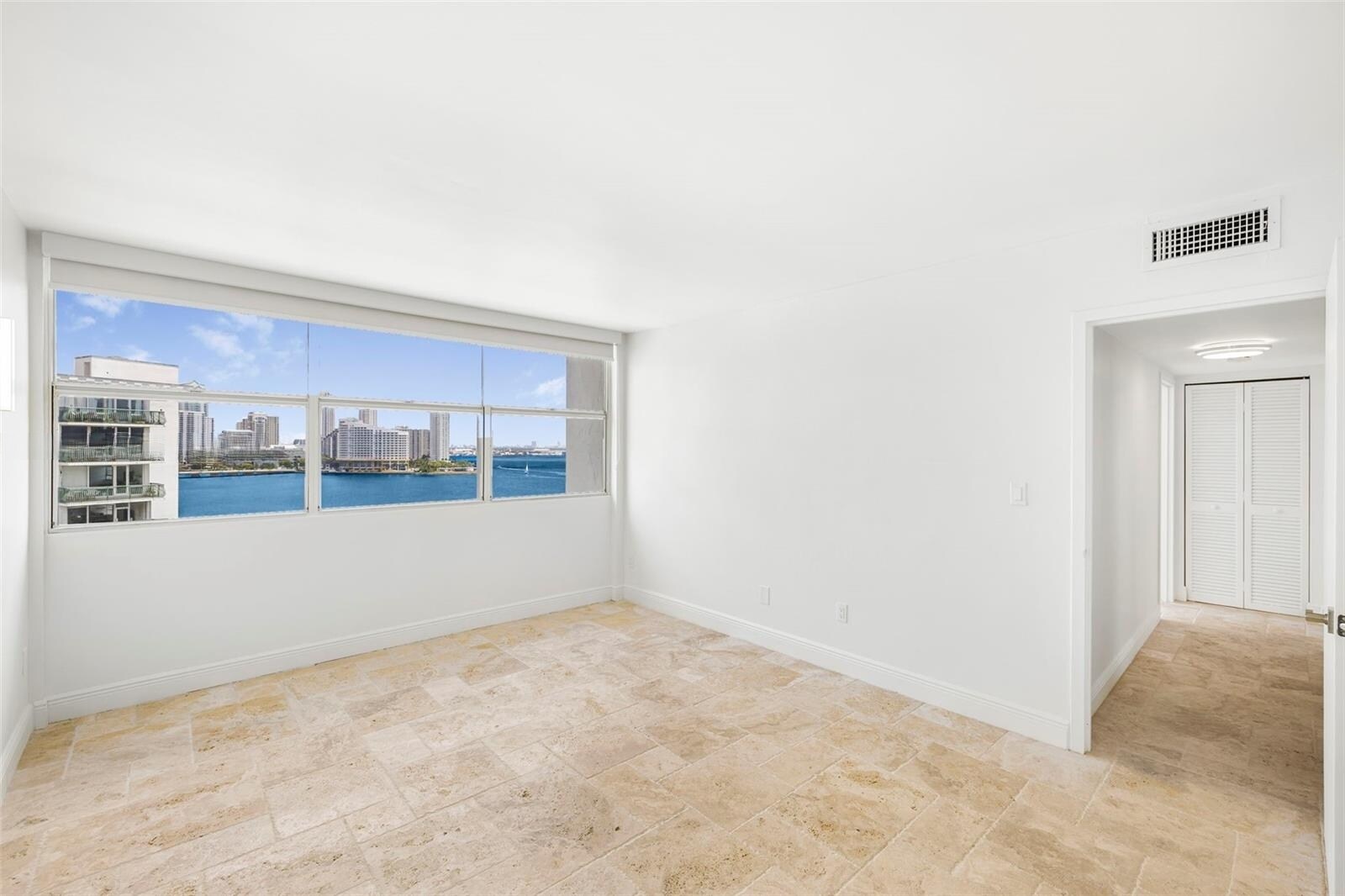Building Photo - 1420 Brickell Bay Dr
