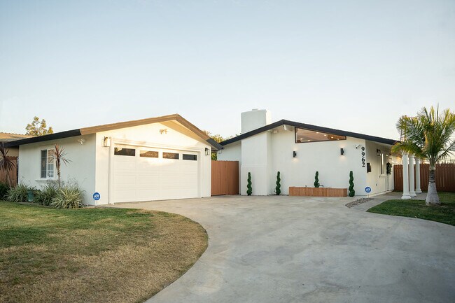 Property frontyard - 9962 Pacific Ave