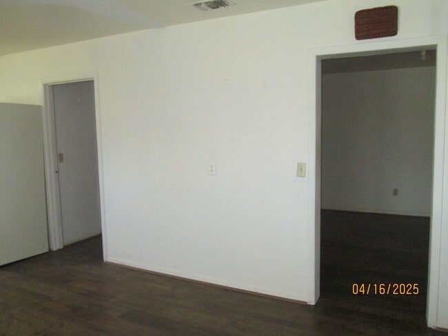 Building Photo - HOUSE -- 3 bedrooms, 2 bathrooms