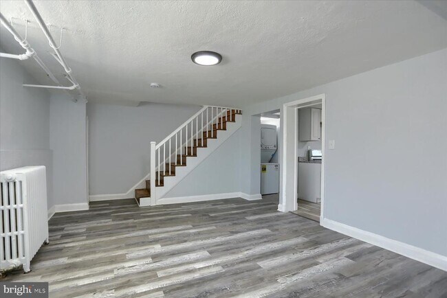 Building Photo - 1323 N Kenwood Ave