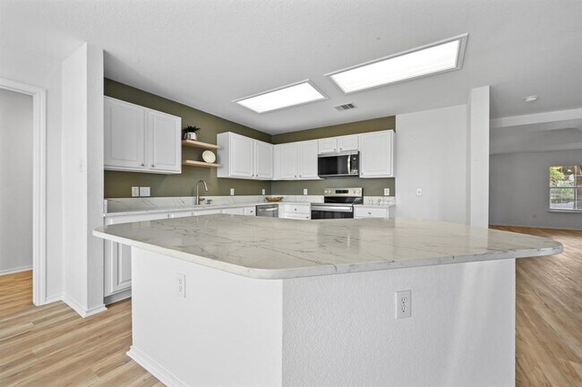 Building Photo - 2412 Regal Park Ln