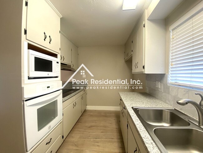 Building Photo - Charming 3 bd/2 ba Orangevale Home with RV...