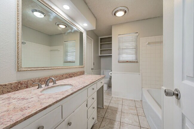 Building Photo - Rollingwood Beauty!
