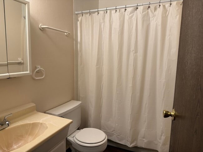 Building Photo - Charming 3 bed, 1.5 bath home!