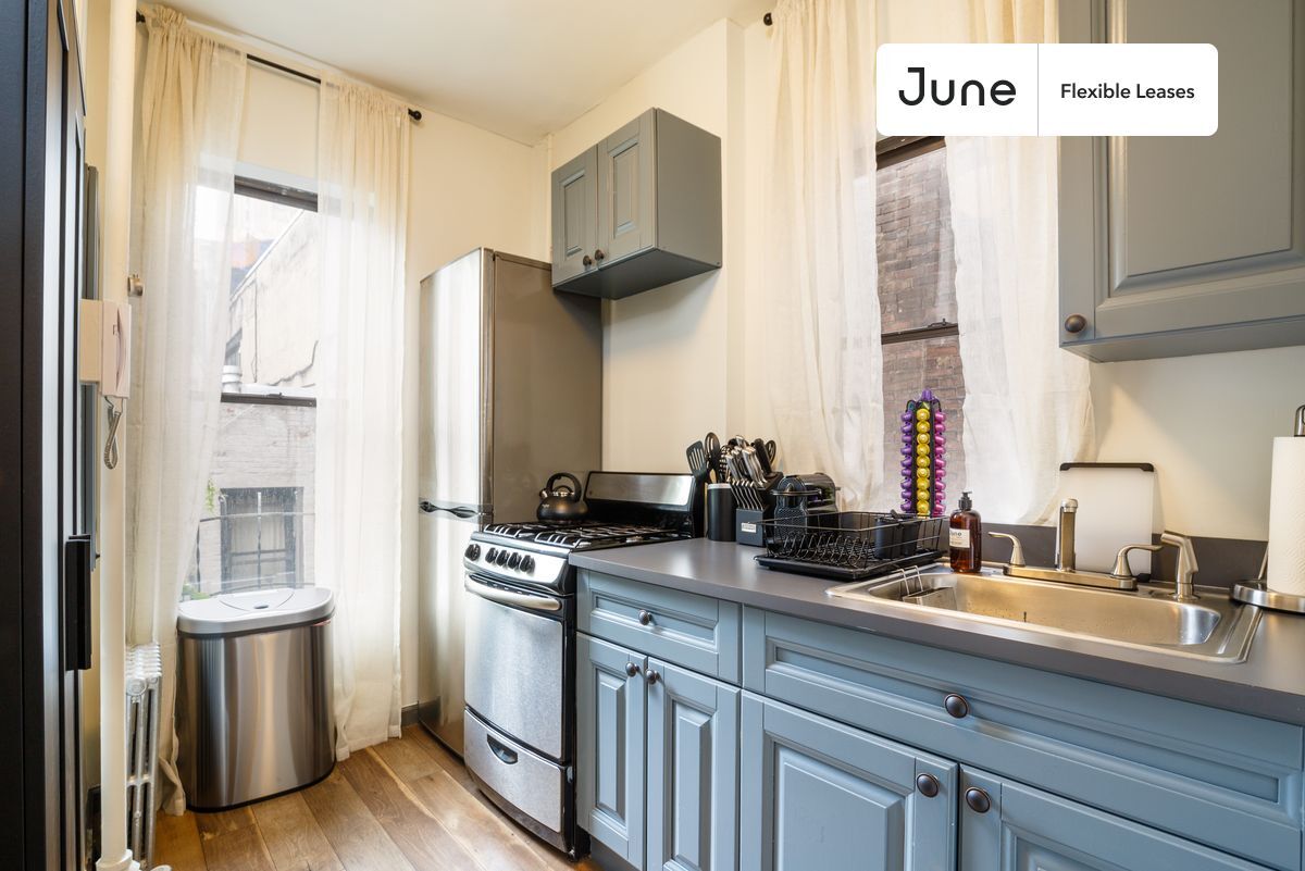 Building Photo - 439 W 48th St
