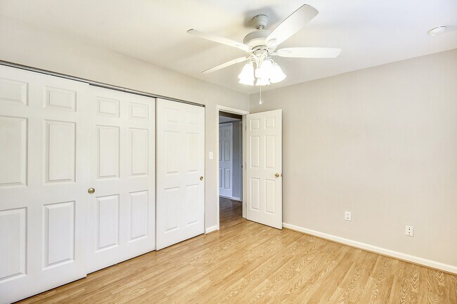 Building Photo - FENCED IN YARD!!!  Beautiful 4/3 UPDATED SF Home in Gaithersburg