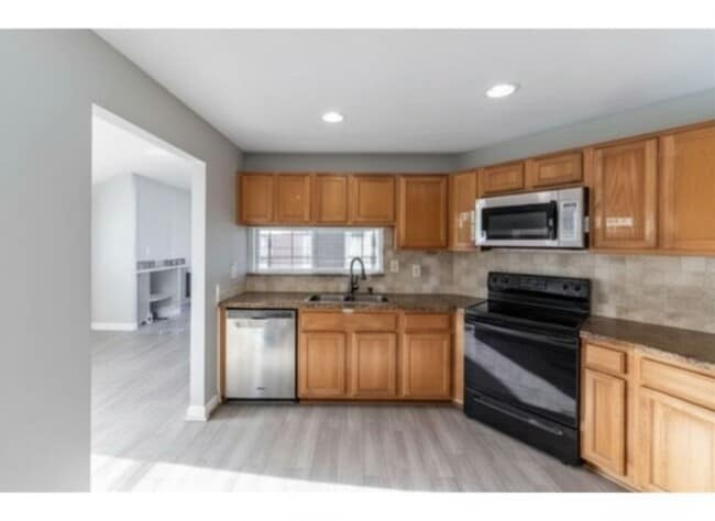 Building Photo - 2135 Collingsfield Dr