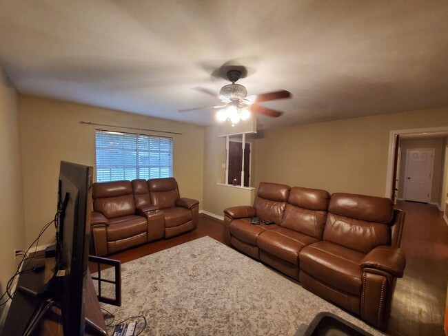 Building Photo - 3 br, 2 bath House - 627 Woodmere Dr