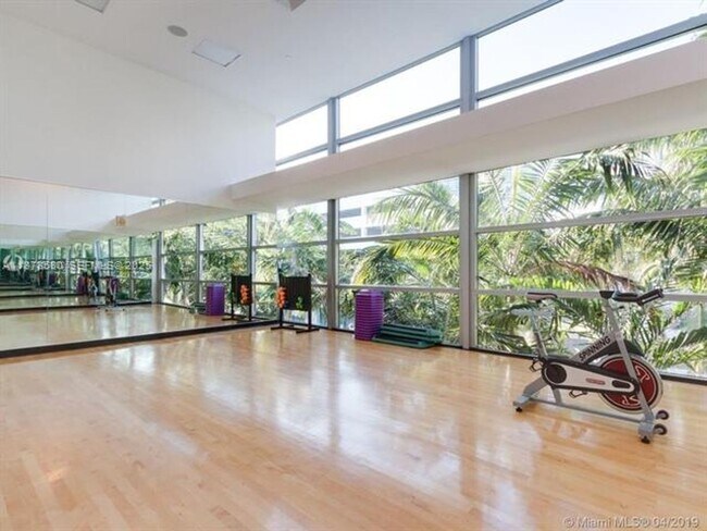 Building Photo - 2950 NE 188th St