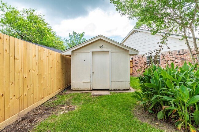 Building Photo - 2435 Heritage Bend Dr