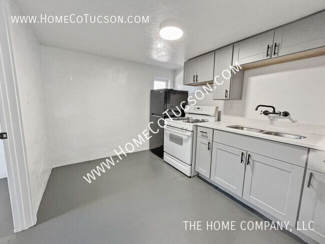 Building Photo - 940 E Florita St