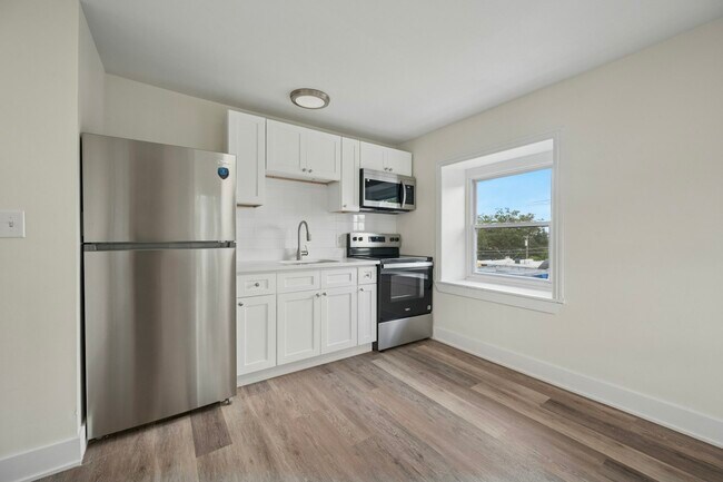 Building Photo - 109 W Queen Ln