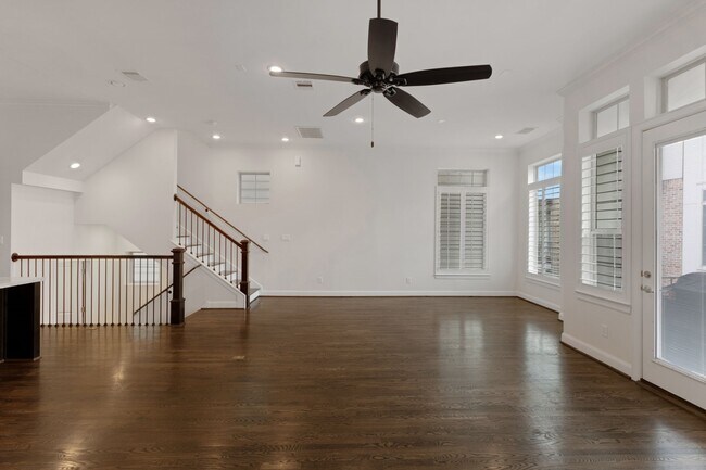 Building Photo - 1030 W 26th St