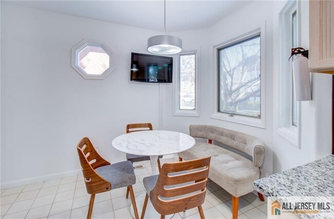 Building Photo - 388 Sayre Dr