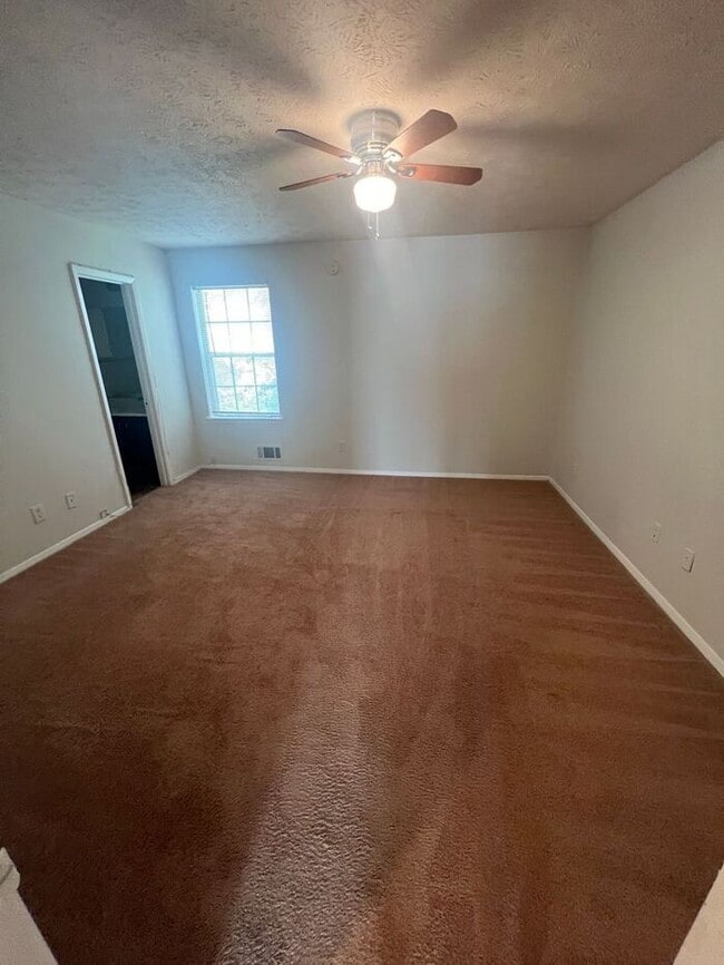 Building Photo - Beautiful 2 bedroom 2.5 bath townhome in Snellville!