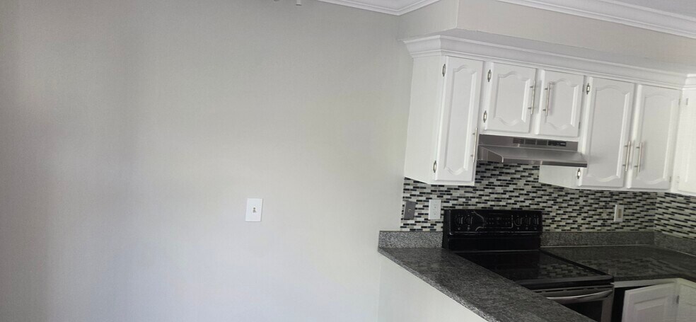 Building Photo - 678 Savin Ave