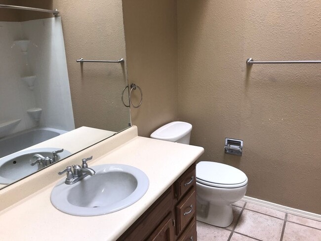 Building Photo - 3 bed 2 full bath