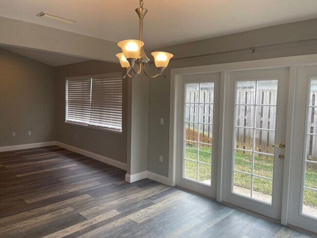 Building Photo - Great Location and No Lawn Work!