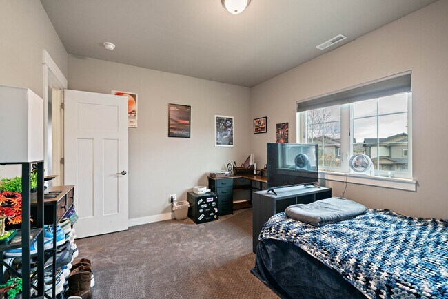 Building Photo - Modern 4-bedroom 3-bathroom Home